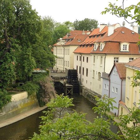 Apartment Dum U Cerneho Beranka Prag Rum bild
