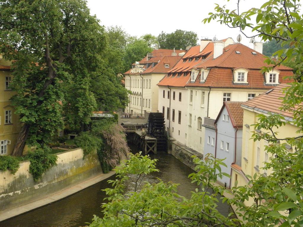 Apartment Dum U Cerneho Beranka Prag Rum bild