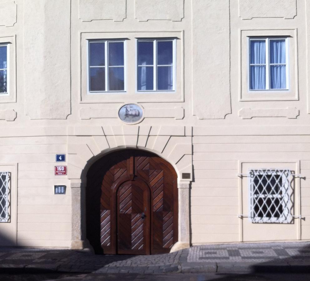 Apartment Dum U Cerneho Beranka Prag Exteriör bild
